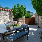 Nyaraló Sousannou Stone House, 3 Bedroom Mountain Escape With Bbq And Fireplace