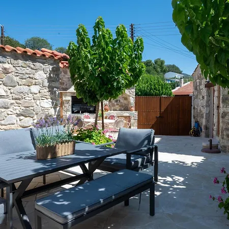 בית נופש Sousannou Stone House, 3 Bedroom Mountain Escape With Bbq And Fireplace