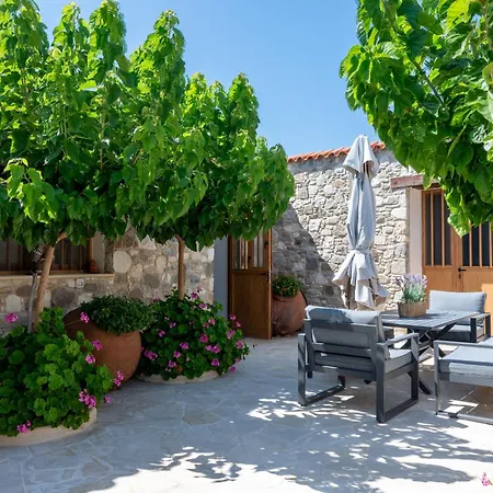 Sousannou Stone House, 3 Bedroom Mountain Escape With Bbq And Fireplace Feriehus *