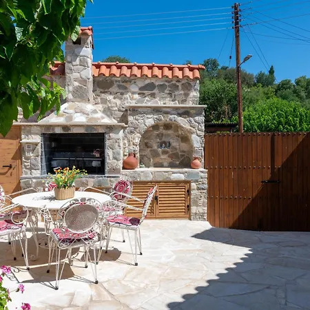 Sousannou Stone House, 3 Bedroom Mountain Escape With Bbq And Fireplace Feriehus