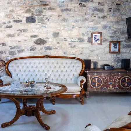 בית נופש Sousannou Stone House, 3 Bedroom Mountain Escape With Bbq And Fireplace *