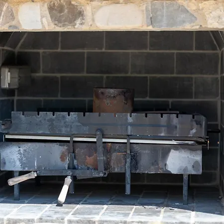 בית נופש Sousannou Stone House, 3 Bedroom Mountain Escape With Bbq And Fireplace