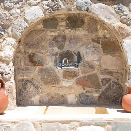 Sousannou Stone House, 3 Bedroom Mountain Escape With Bbq And Fireplace בית נופש