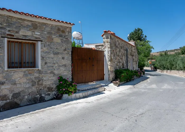 Semesterbostad Sousannou Stone House, 3 Bedroom Mountain Escape With Bbq And Fireplace *